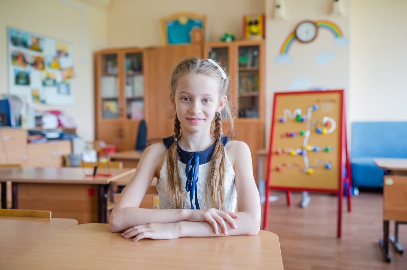 Uczennica z dysleksją rozwiązuje arkusz egzaminu ósmoklasisty przy wydłużonym czasie pracy