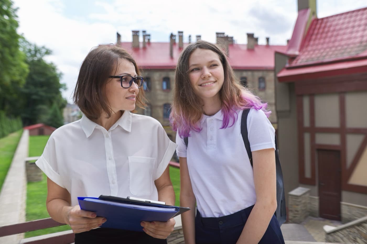 Zespół nauczycieli i rodzic omawiają indywidualny program edukacyjno-terapeutyczny IPET dziecka