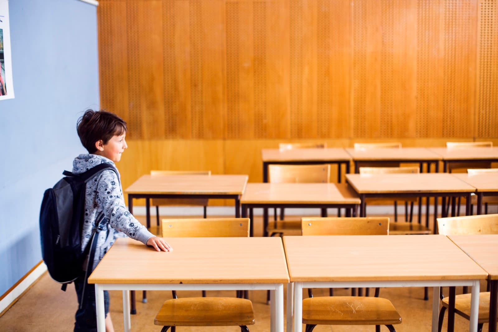 Uczeń ósmej klasy rozwiązuje arkusz egzaminacyjny przy biurku, obok kalendarz z zaznaczonym majem 2027