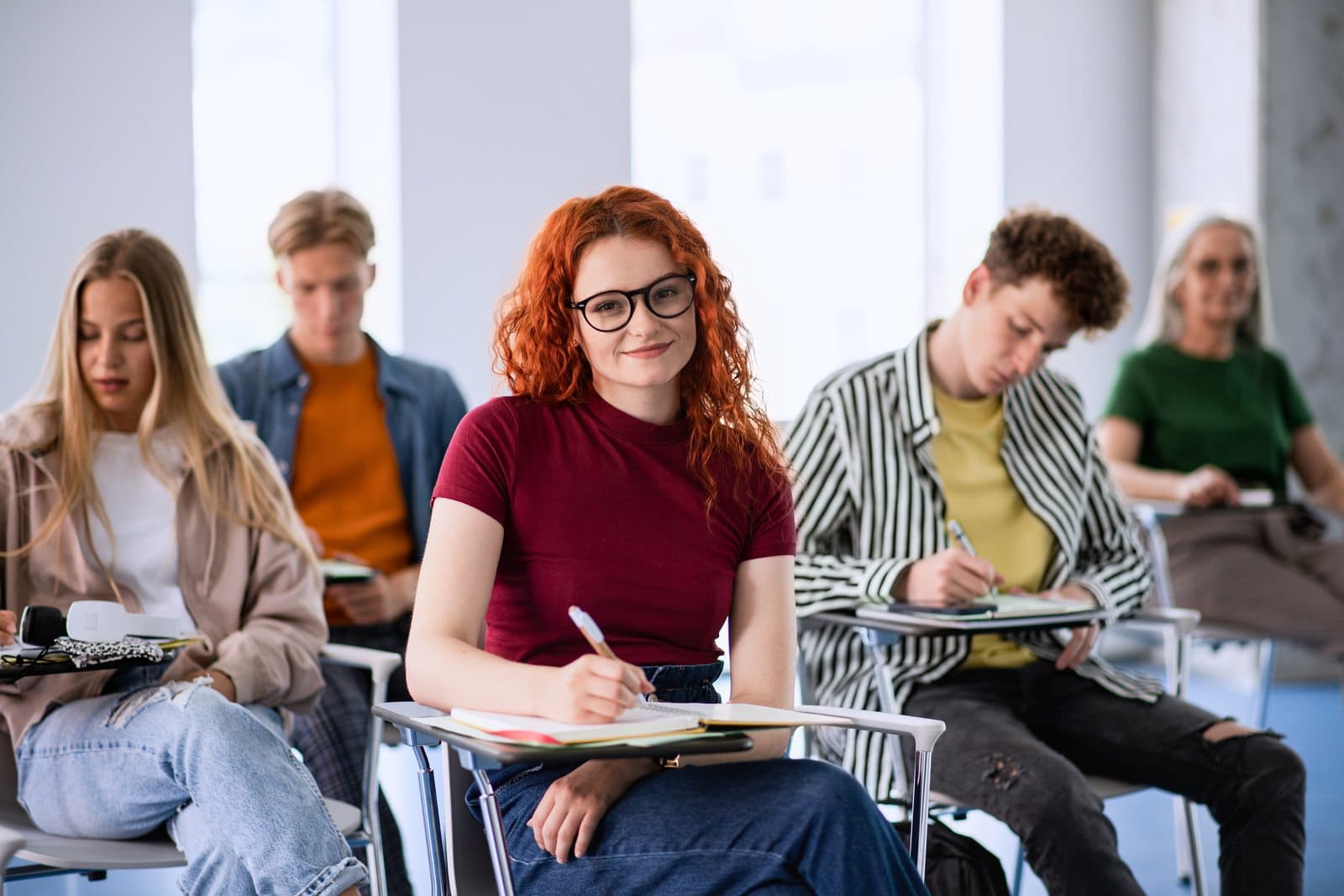 Uczeń technikum przy stanowisku komputerowym w pracowni zawodowej