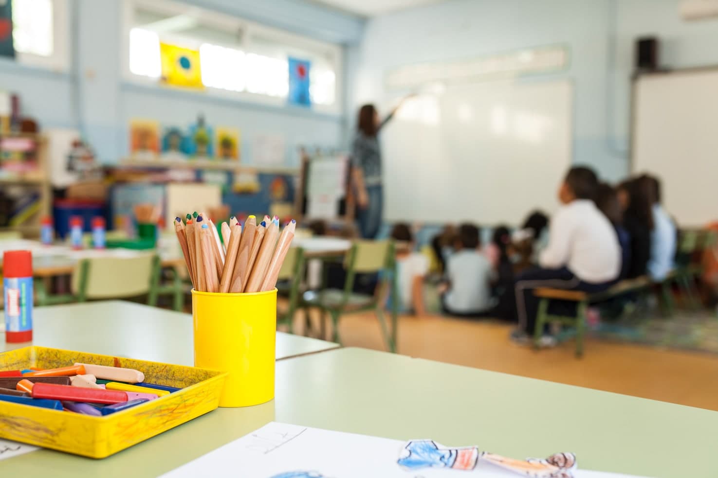 Klasa szkoły podstawowej z uczniami przy ławkach — zapisy do klasy pierwszej w 2026 roku
