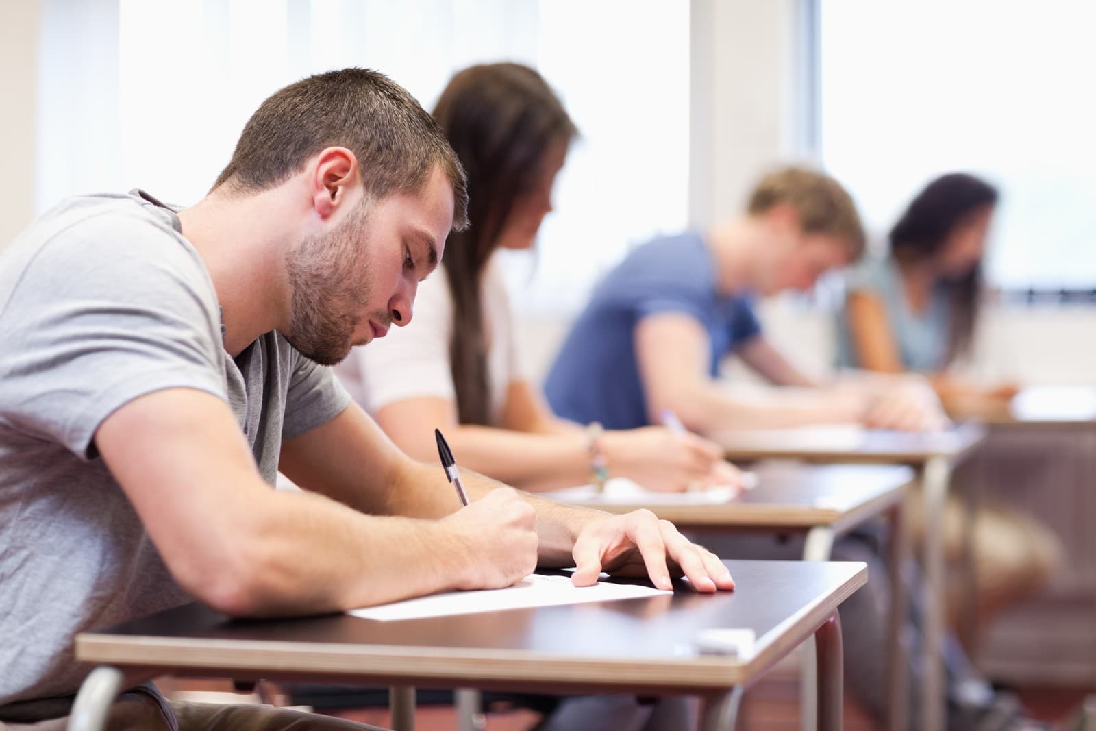 Uczeń trzymający dyplom za konkurs kuratoryjny — punkty do liceum 2026