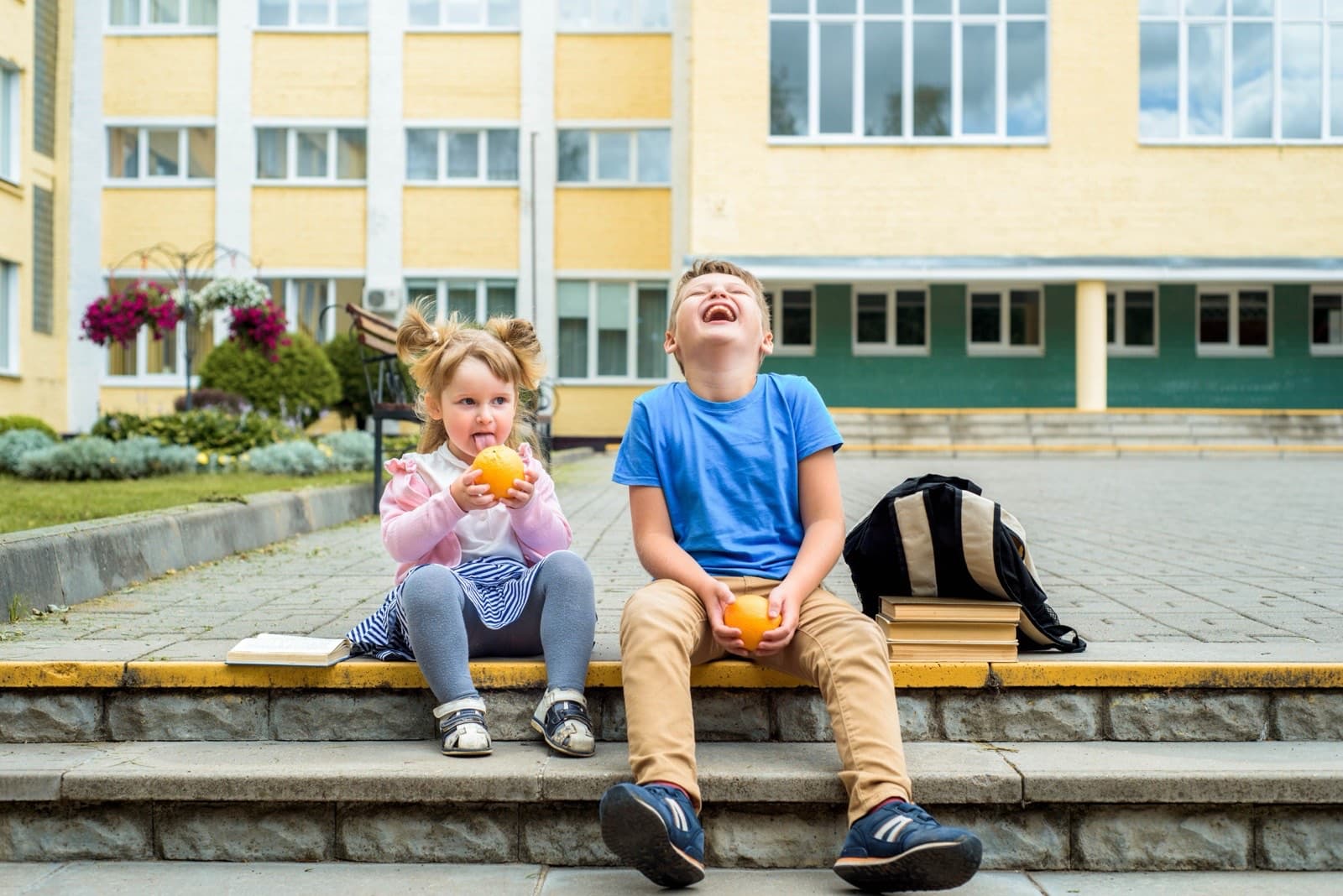Dzieci bawiące się w lesie podczas zajęć leśnego przedszkola