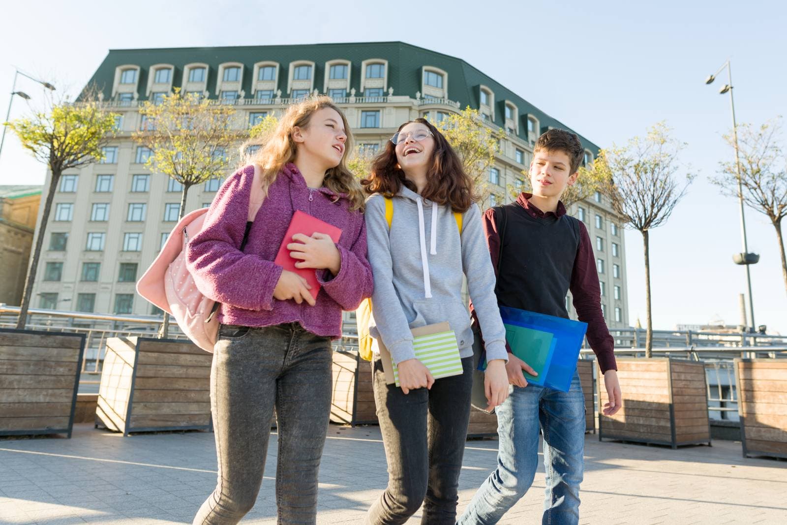 Uczeń stoi przed tablicą z napisami Liceum i Technikum, zastanawiając się nad wyborem szkoły średniej
