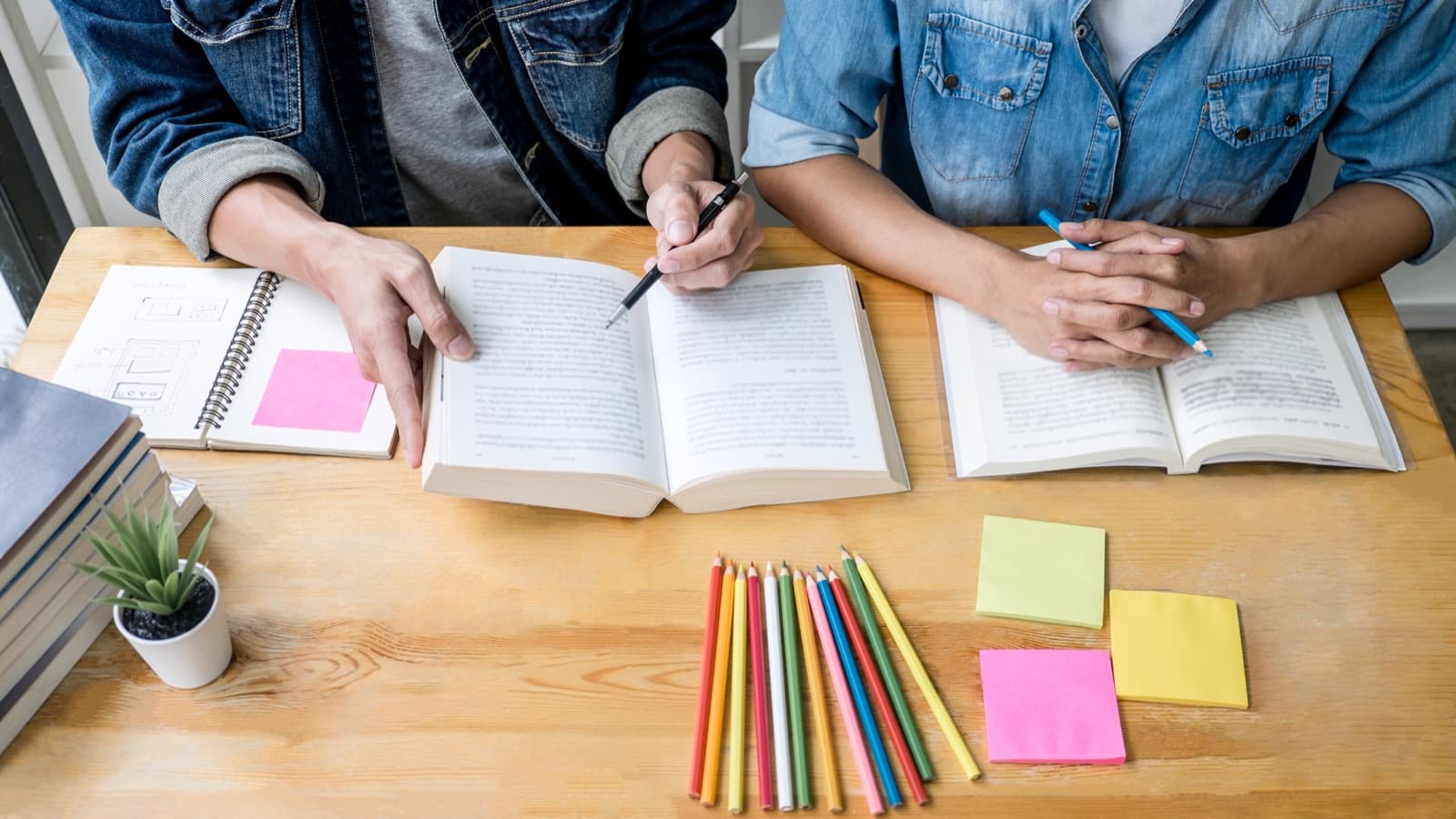 Tłum studentów przed uczelnią — najbardziej oblegane kierunki studiów w Polsce, dane i trendy