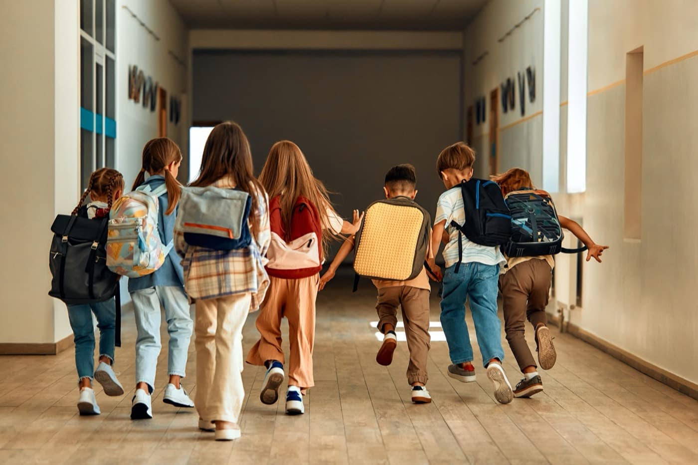 Nauczyciel wspomagający pracuje z uczniem w klasie integracyjnej