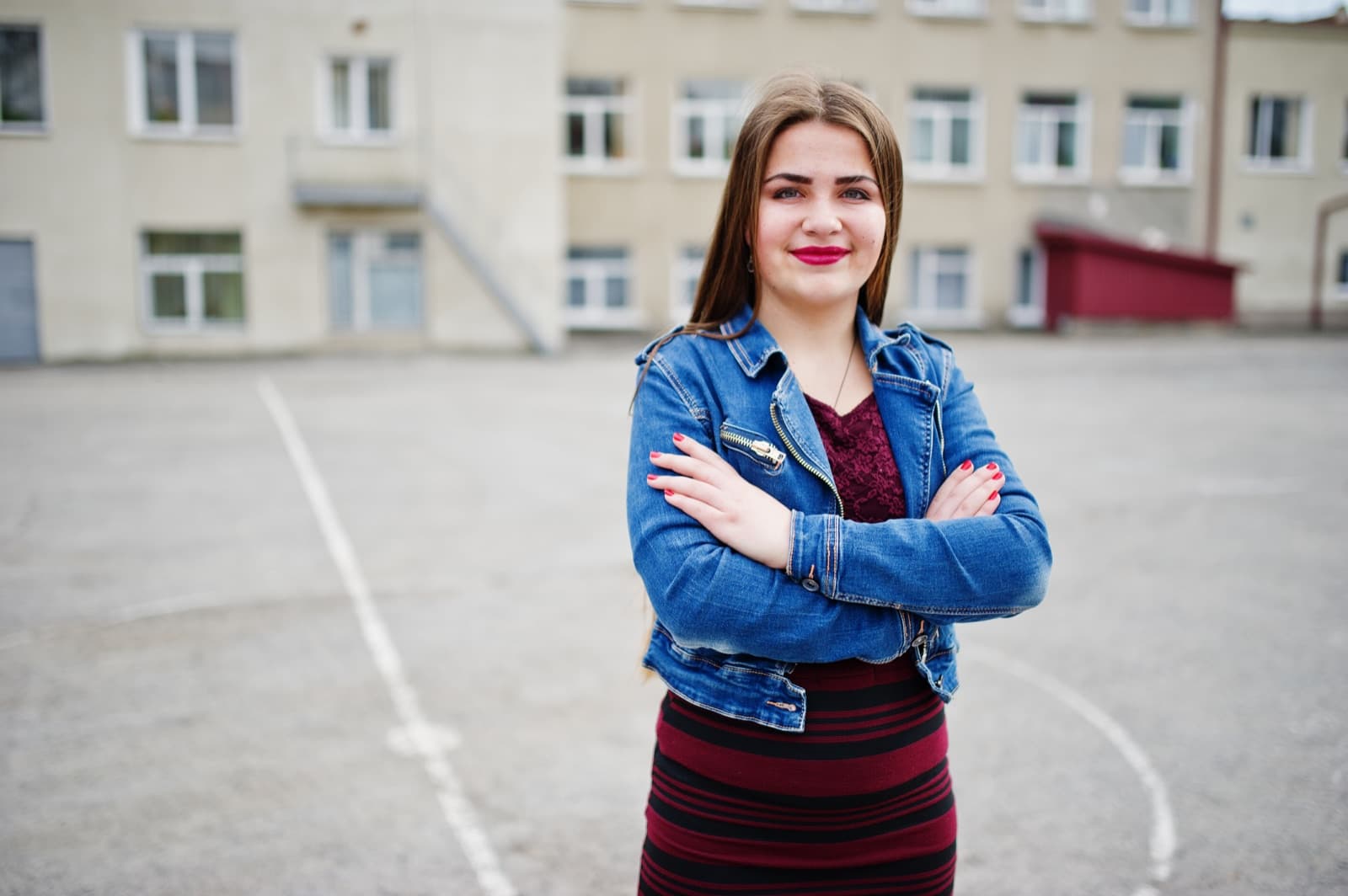 Korepetytor liczy na kalkulatorze, ile z jego stawki za lekcję zabiera prowizja platformy korepetycji.