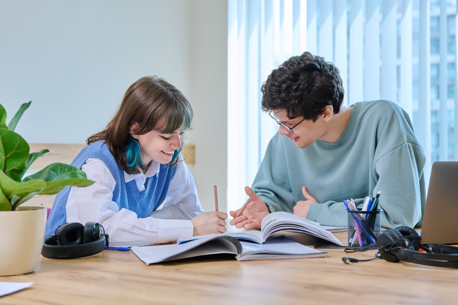 Kandydat wypełniający formularz rekrutacyjny online na studia 2026